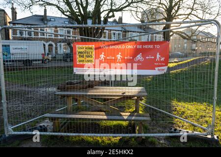 Eine Regierung Covid-19 Lockdown Informationsbanner in einem Park informiert die Öffentlichkeit über Outdoor-Übung Regeln. Stockfoto