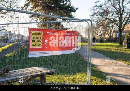 Eine Regierung Covid-19 Lockdown Informationsbanner in einem Park informiert die Öffentlichkeit über Outdoor-Übung Regeln. Stockfoto