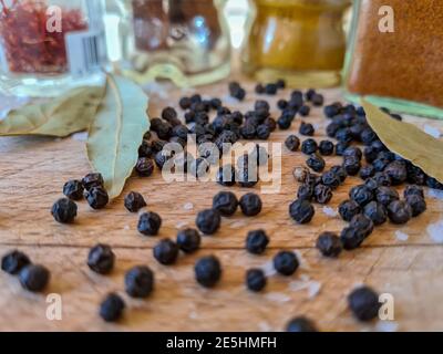 Eine Auswahl an Kochgewürzen auf einer Holzplatte. Stockfoto