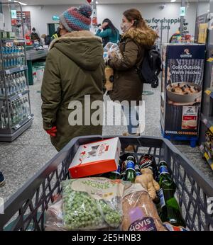 Menschen tun Lebensmitteleinkauf in einem Supermarkt. Stockfoto