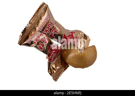 Ein Glückskeks ist ein knuspriges Süßgebäck, in dessen Inneren sich ein Papierstreifen mit einem Sinn oder einer Zukunftsbedeutung befindet. Glück Stockfoto