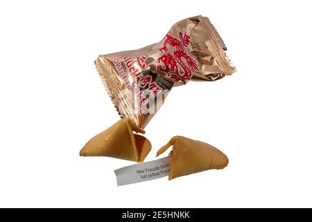 Ein Glückskeks ist ein knuspriges Süßgebäck, in dessen Inneren sich ein Papierstreifen mit einem Sinn oder einer Zukunftsbedeutung befindet. Glück Stockfoto