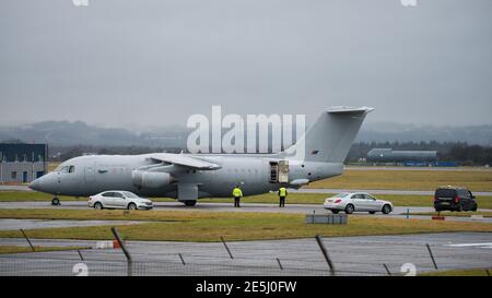 Glasgow, Schottland, Großbritannien. Januar 2021. Im Bild: Der britische Premierminister Boris Johnson kommt von seinem Flugzeug am Flughafen Glasgow und signalisiert den Beginn seines Schottlandbesuchs. Sein Besuch wurde durch Kontroversen wegen des Reiseverbots, das die schottische erste Ministerin Nicola Sturgeon in die Wege gelegt hat, in Frage gestellt, ob der Besuch des Premierministers eine wesentliche Reise ist oder nicht. Herr Johnson ist auf dem wichtigen Geschäft, um die Beziehungen zur Gewerkschaft aufrechtzuerhalten. Quelle: Colin Fisher/Alamy Live News Stockfoto