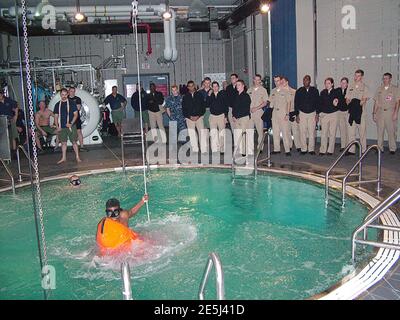 Midshipmen von der US Naval Academy beobachten auf dem Naval Submarine Base New London Stockfoto