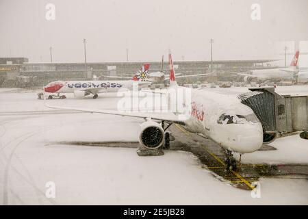 Zürich, Schweiz - 15. Januar 2021: Flugzeug wegen Schneefall am Flughafen Zürich in der Schweiz gestoppt Stockfoto