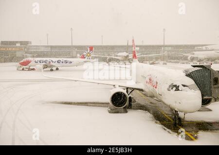 Zürich, Schweiz - 15. Januar 2021: Flugzeug wegen Schneefall am Flughafen Zürich in der Schweiz gestoppt Stockfoto