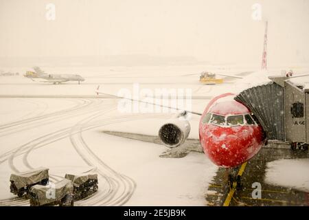 Zürich, Schweiz - 15. Januar 2021: Flugzeug wegen Schneefall am Flughafen Zürich in der Schweiz gestoppt Stockfoto