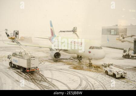 Zürich, Schweiz - 15. Januar 2021: Flugzeug wegen Schneefall am Flughafen Zürich in der Schweiz gestoppt Stockfoto