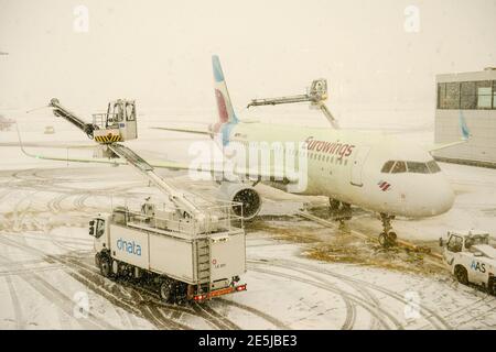 Zürich, Schweiz - 15. Januar 2021: Flugzeug wegen Schneefall am Flughafen Zürich in der Schweiz gestoppt Stockfoto