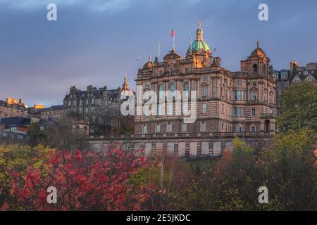 Herbstansicht bei Sonnenuntergang von Princes Street Gardens of Museum Auf dem Hügel an der Royal Mile in der Altstadt Edinburgh in der Zentrale der Bank o untergebracht Stockfoto