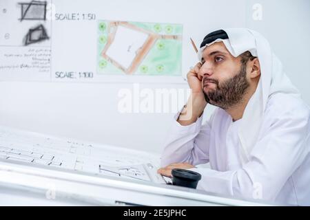 Arabische Architektur verlor in seinen Gedanken Stockfoto