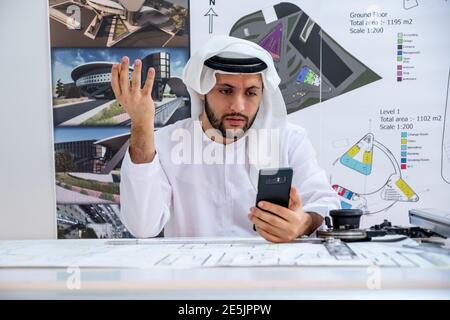 Männliche arabische Architekt mit einem Online-Anruf und so aussehen Wütend Stockfoto