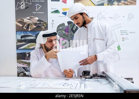 Zwei männliche Architekten arbeiten und denken gemeinsam an neue Ideen Stockfoto