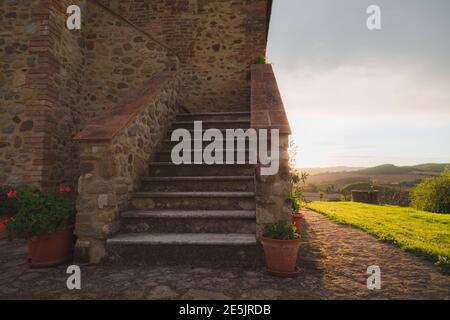 Treppen hinauf zu einem rustikalen Bauernhaus aus Stein in der Nähe von Radicondoli in der Provinz Siena in der Toskana, Italien. Stockfoto