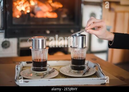 Traditionelle Methode alternative Herstellung des vietnamesischen Kaffee Stockfoto