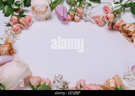 Frühlingsblumen Komposition auf weißem Hintergrund. Gillyflower, Nelke, Rose, Gänseblümchen und Tulpen flach legen. Florale Komposition als Konzept als Frühlingssass Stockfoto