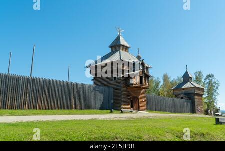 Russland, Irkutsk, August 2020: Irkutsk architektonisches und ethnographisches Museum von Taltsy. Holzturm. Stockfoto