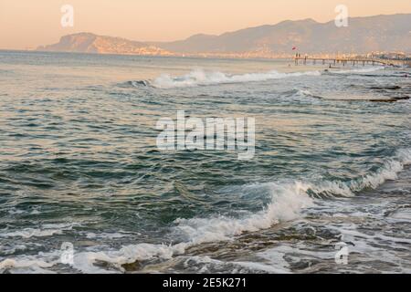 Wunderschöne Meereswellen mit Schaum auf der Oberseite des Wasser Stockfoto