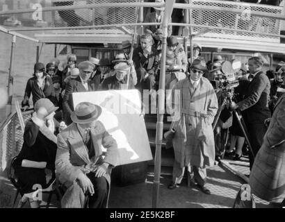 ELEANOR BOARDMAN JAMES MURRAY und Regisseur KING VIDOR mit Camera Crew am Drehort auf Ferry Boat während der Dreharbeiten DER MENGE 1928 Regisseur KING VIDOR Story King Vidor Drehbuch King Vidor und John V. A. Weaver Metro Goldwyn Mayer Stockfoto
