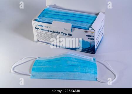 Packung mit Mundschutzmasken für chirurgische Eingriffe, mit CE-Kennzeichnung, Stockfoto