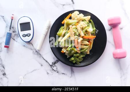 Diabetische Messwerkzeuge und Insulin Stift und gesunde Ernährung auf Tabelle Stockfoto