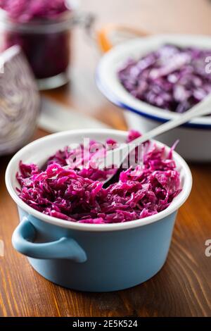 Rotes Sauerkraut. Sauer eingelegter Kohl in blauem Topf. Stockfoto