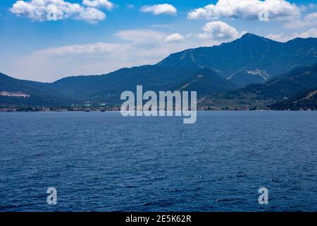 Hafen von Limenas von der Fähre aus Keramoti, Insel Thassos, Griechenland Stockfoto