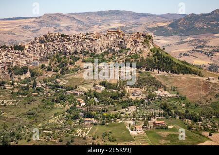 Enna, eine Stadt, die über der umliegenden Landschaft thront und ungefähr im Zentrum von Sizilien, Italien, liegt Stockfoto