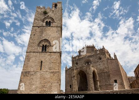 Erice Kathedrale Duomo dell'Assunta mit seinem separaten Glockenturm, Erice, Sizilien, Italien Stockfoto