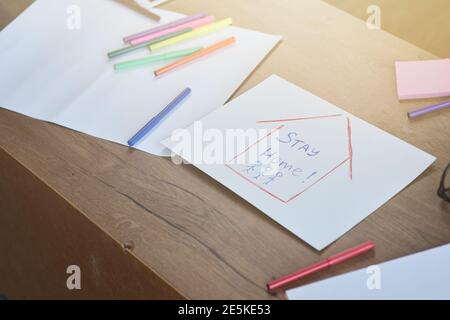 Nahaufnahme von Stay Home Zeichnung auf Papier mit Bunte Marker von Kind gemacht Stockfoto