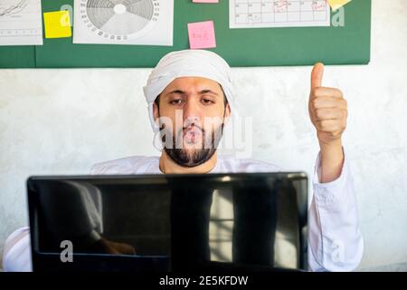 Erfolgreiche araber haben sehr gute Ergebnisse bei der Arbeit aus Heimbüro Stockfoto