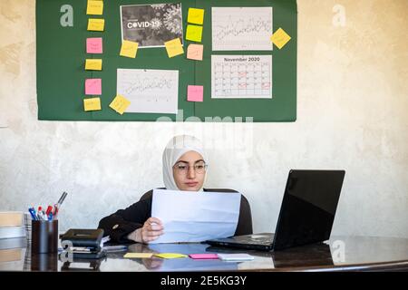 Muslimische Frauen, die im Büro und von zu Hause aus arbeiten Notebook Stockfoto
