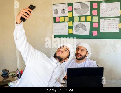arabian zwei Männer im Büro nehmen Selfie Stockfoto