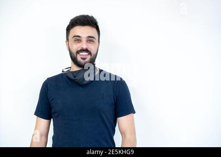 Junger Mann, der an einem Computer in einem Callcenter arbeitet Mit seinen Kollegen Stockfoto