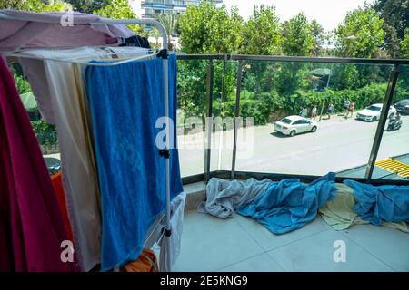 Seitenansicht für Handtücher auf dem Boden und Wäscheständer Stockfoto