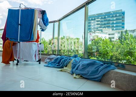 Seitenansicht für Handtücher auf dem Boden und Wäscheständer Stockfoto