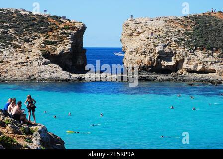 Blaue Lagune auf der Insel Comino mit türkisfarbenem Wasser und felsiger Küste auf maltesischen Inseln Stockfoto