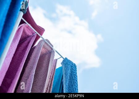 Wäscheständer voll mit Handtüchern Stockfoto