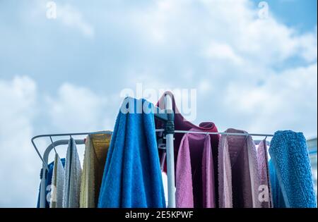 Waschgestell voller farbenfroher Zweierfarben Stockfoto