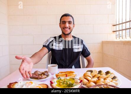 Der muslimische Mann begrüßt andere, um sich ihm anzuschließen Stockfoto