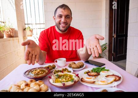 Der muslimische Mann begrüßt andere, um sich ihm anzuschließen Stockfoto