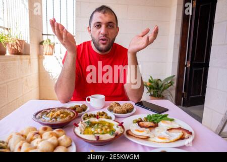 Der muslimische Mann begrüßt andere, um sich ihm anzuschließen Stockfoto