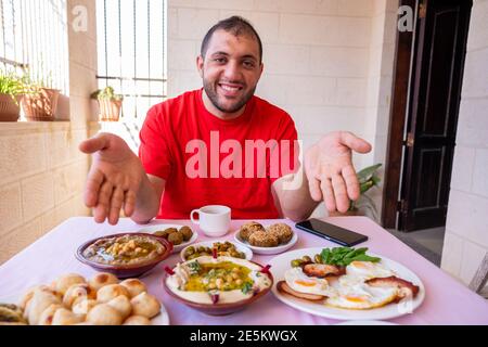 Der muslimische Mann begrüßt andere, um sich ihm anzuschließen Stockfoto