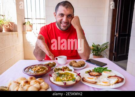 Der muslimische Mann begrüßt andere, um sich ihm anzuschließen Stockfoto