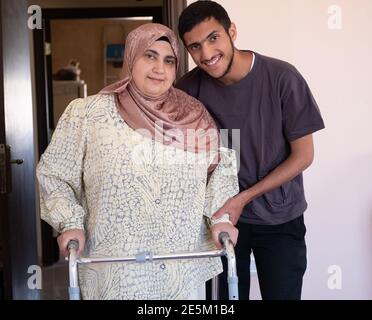 Muslimische Frau und ihr geliebter Sohn stehen zusammen Stockfoto