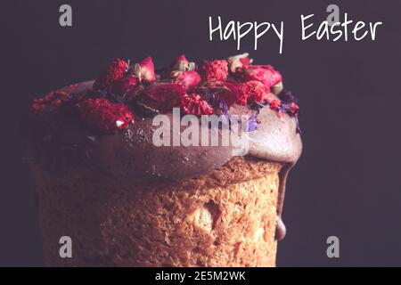 Traditionelle köstliche Osterkuchen isoliert auf schwarzem Hintergrund. Dark Food Fotografie mit Inschrift Happy Easter Stockfoto