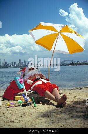 Australien. Sydney. Weihnachten im Sommer. Weihnachtsmann am Strand. Stockfoto