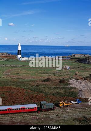 Britische Kanalinseln. Alderney. Mannez Leuchtturm mit Blick auf den Zug von der Spitze des Steinbruchs. Stockfoto