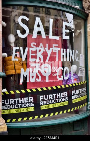 Shop auf der Hauptstraße Schließung mit Schild Sale Everything Must Go, UK Stockfoto