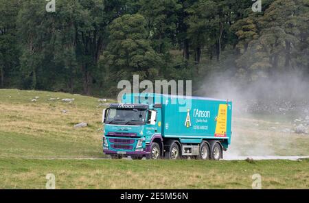 I'Anson Viehfutterwagen auf einer Farm Strecke in den Yorkshire Dales, Großbritannien. Stockfoto